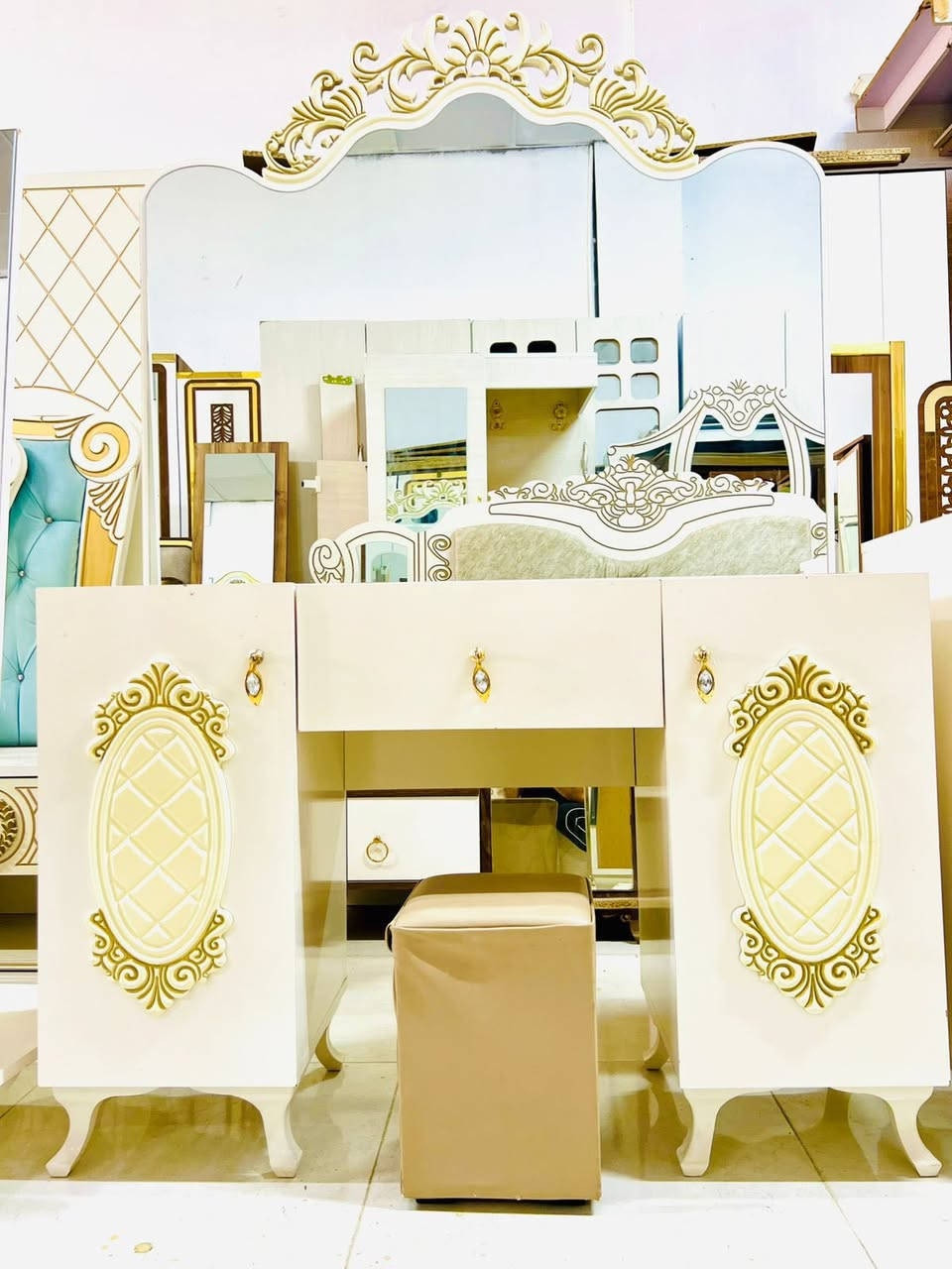 السلام عليكم 
غرفه نضيفه ٧ قطع 
مكاني العلم 
***********
