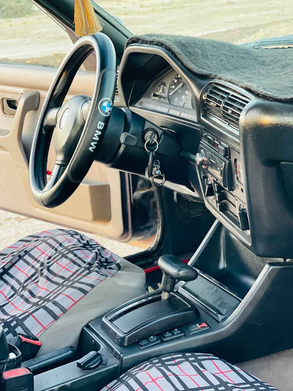 السلام عليكم
للبيع E30 .BMW (زعره) 
الموديل : 1991
الرقم : بغداد الماني بأسمي  
الوارد : يابان (مفتوح) 
حجم : 325
كير : اوتماتيك 
محرك : 2500 
جام كهرباء 
ويل BBS 
السيارة صبغ عام بدون ضربه بيها جامرلغ امامي ايمن جارد فقط 
مكينه كير نشطة . 
السياره نظيفة ونصبتها حلوه 
السعر . 55 ورقة 
مكانها ديالى/ الخالص 
للأستفسار ***********
