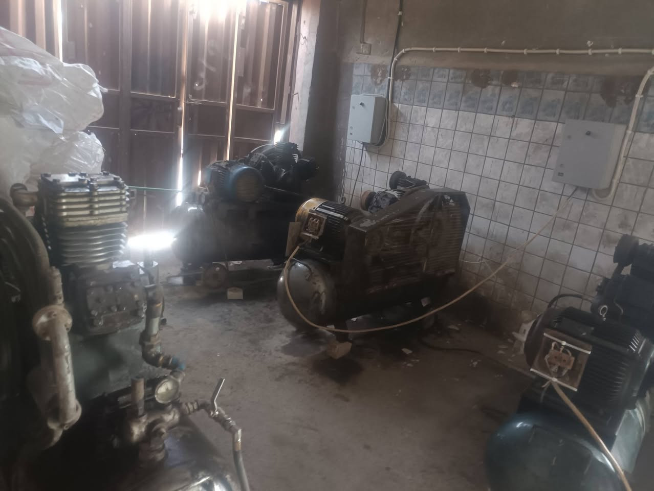 السلام عليكم يوجد كمبريسرات للبيع حجم 500 لتر نوع كاشان وكاسبر 
ضغط 32 بار 
سعر الواحد 10 اوارق وبيهن مجال اذا شلعه وحده
*********** واتساب فقط
