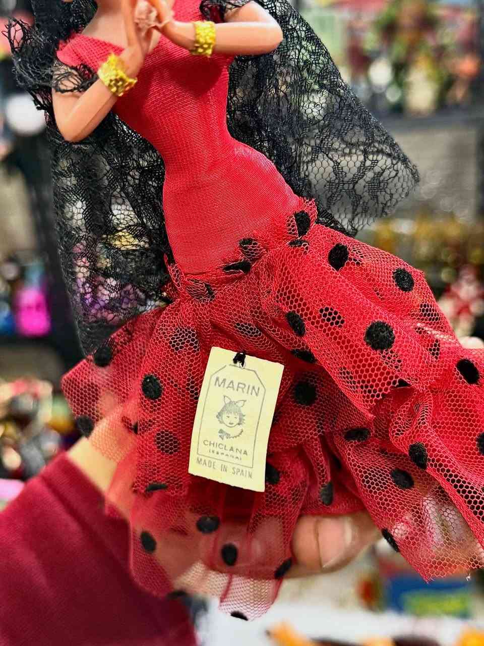 متوفر ✅سعر ٣٥   دمية فلامنكو إسبانية تقليدية من ماركة مارين (Marin)، وهي تُعتبر من المقتنيات الشهيرة. 
الدمية ترتدي فستانًا أحمر مزينًا بنقاط سوداء ومصنوعًا من طبقات التول (الدانتيل). 
تتميز الدمية بوجود شال أسود طويل (مانتيلا) وزهرة حمراء في شعرها. 
هذا النوع من الدمى يُصنع عادةً في إسبانيا ويُستخدم كقطعة ديكور تقليدية.


**إذا كنت صاحب هذا الإعلان وتريد حذفه لأي سبب، رجاءا أرسل رسالة إلى الدعم الفني**