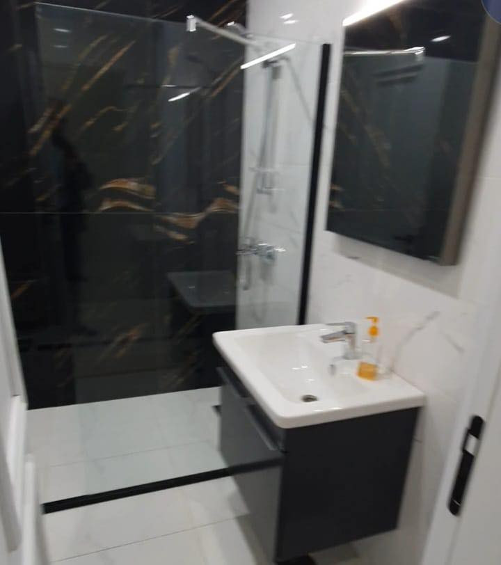 شقة للايجار مجمع الروان 

مساحه 200 م / 3 غرف 
طابق 8 
تحتوي مطبخ وسبالت 
اطلاله خارجيه على المطار 

الايجار 900$ قفل 

للتواصل /***********
