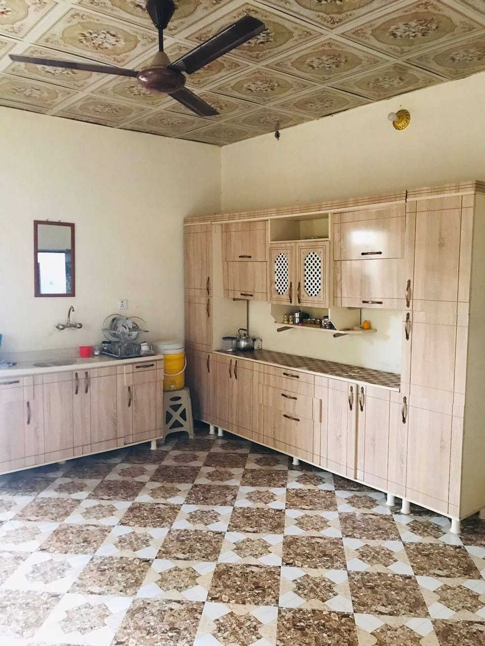 السلام عليكم 
بيت للبيع مع الاثاث في عرب حسين الجريش مكون من 3غرف وبمساحة كلية 400متر والسعر 55مليون للأستفسار الاتصال على الرقم ***********/***********
