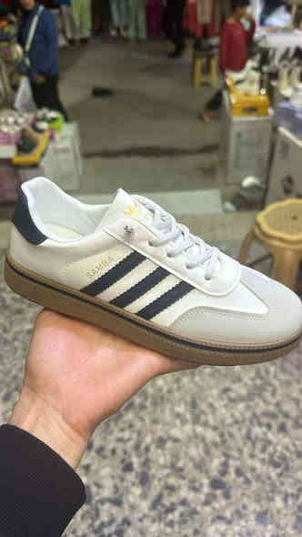 السلام عليكم توجد احذيه رجاليه واحذيه نسائيه وملابس نسائيه توصيل لجميع المحافظات تواصل واتساب عل رقم  ***********
