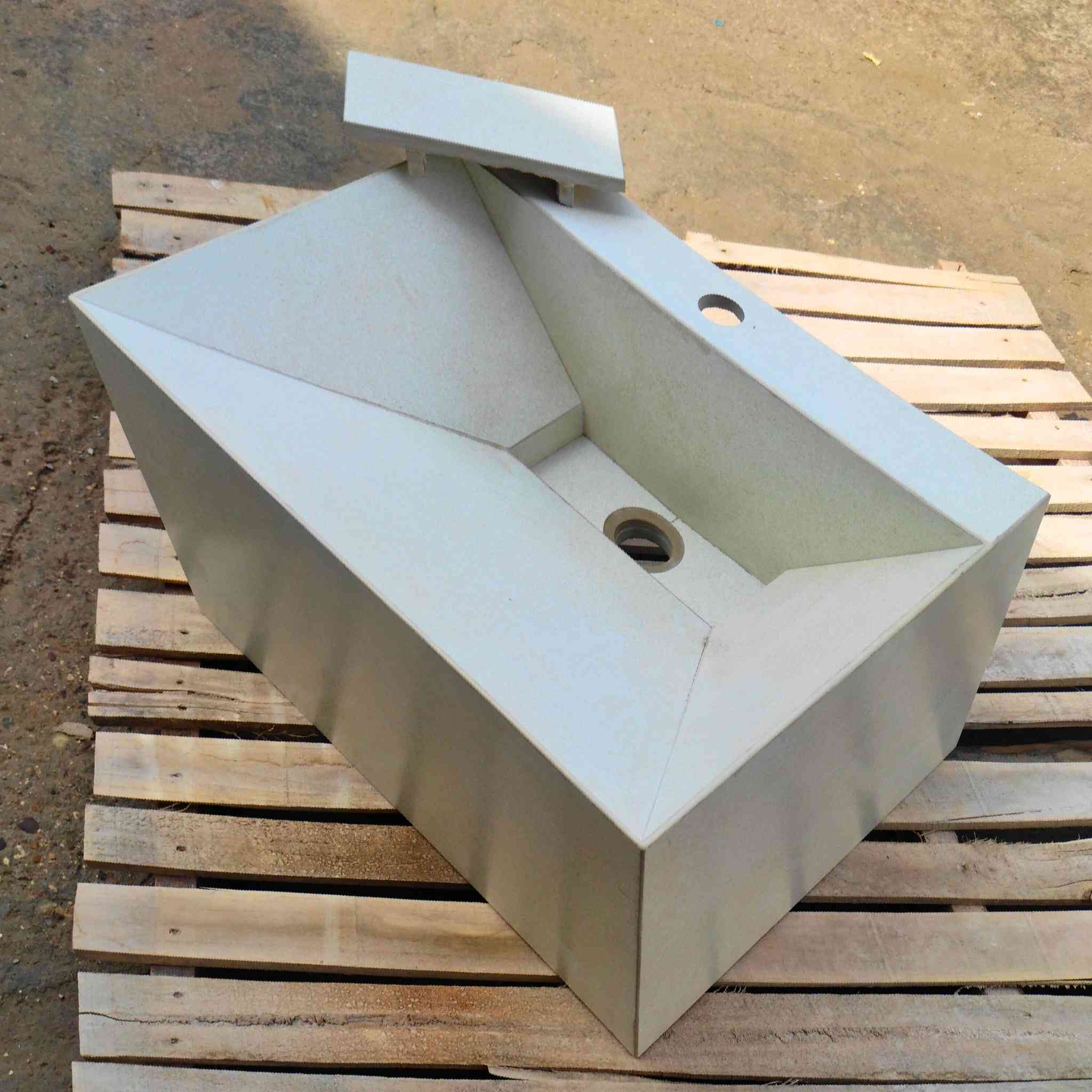 اللهم صلِّ على محمد وآل محمد 🤍
✨ من أعمال معمل الأخوين ✨
نقدّم لكم مغسلة بتصميم هندسي عصري، تعكس روح الأناقة والبساطة بنفس الوقت.
خطوطها الحادة وزواياها المتقنة تعطيها طابعًا معماريًا راقيًا، مع سطح ناعم بلون هادئ ينسجم بسهولة مع مختلف الديكورات الحديثة..
🔹 القياسات:
ارتفاع 30 سم | طول 50 سم | عرض 40 سم
🔹 رؤيتنا في معمل الأخوين: "نحن لا نصنع منتجات... نحن نصنع تفاصيل تعيش معك كل يوم."
"الفخامة الحقيقية تبدأ من أبسط الأشياء، حين تُصنع 

🔥 متوفرة للبيع الآن
📩 للاستفسار أو الحجز راسلنا خاص أو:-
 واتساب ***********
               ***********

📱 متواجدين على: 
فيسبوك https://www.facebook.com/share/1CSZgZLsjg/
 إنستغرام https://www.instagram.com/a_4esi?igsh=eGppcWZkenc1d25t
💡 ملاحظة: نقدر ننفذ نفس التصميم على أي نوع بورسلين وحسب الطلب
"الفخامة تبدأ من التفاصيل… وإحنا نصنعها بإتقان"
#معمل_الأخوين #مغاسل #ديكور #فخامة #حسب_الطلب
