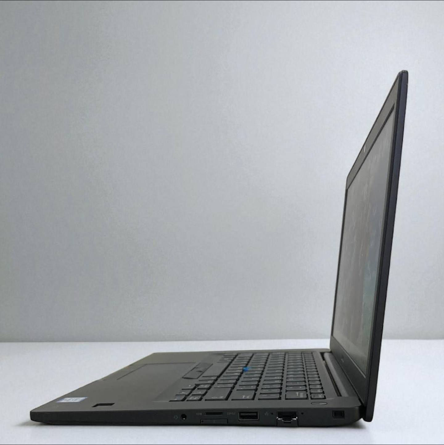 Dell Latitude 7480 | الخيار العملي والأنيق للطلاب والموظفين

يعد هذا الجهاز من فئة Business Class الراقية، وهو المفضل لدى طلاب الجامعات والأساتذة بفضل وزنه الخفيف وتصميمه النحيف الذي يسهل حمله في الحقيبة طوال اليوم. يوفر أداءً ممتازاً وسريعاً في فتح البرامج والملفات بفضل هارد الـ SSD، وهو مثالي لإنجاز البحوث، برامج الأوفيس (Word, Excel)، وتصفح الإنترنت المتعدد، كما يشغل الألعاب الخفيفة (Minecraft, Roblox) وبرامج التصميم الأساسية بسلاسة تامة.

 المواصفات التقنية:

المعالج: Intel Core i5 (الجيل السابع - فئة U الموفرة للطاقة).

الرام: 8GB DDR4 (أداء سريع ومستقر).

الهارد: 256GB SSD (إقلاع للنظام بلمح البصر).

الشاشة: 14 بوصة (وضوح عالي وحجم مثالي للتنقل).

الكيبورد: ستيكر (عربي/إنجليزي).

 الملحقات:

(حقيبة، شاحن أصلي، ماوس، ماوس باد).

 الضمان والخدمات:

فحص المواصفات والنظافة قبل الاستلام.

ضمان استبدال لمدة أسبوع كامل.

تنصيب ويندوز والبرامج الأساسية مجاناً.

 السعر: 235,000 دينار عراقي.

 الموقع: بغداد - الأمين الثانية.

 التوصيل: متوفر لجميع محافظات العراق.

 للحجز والاستفسار:

***********

***********
