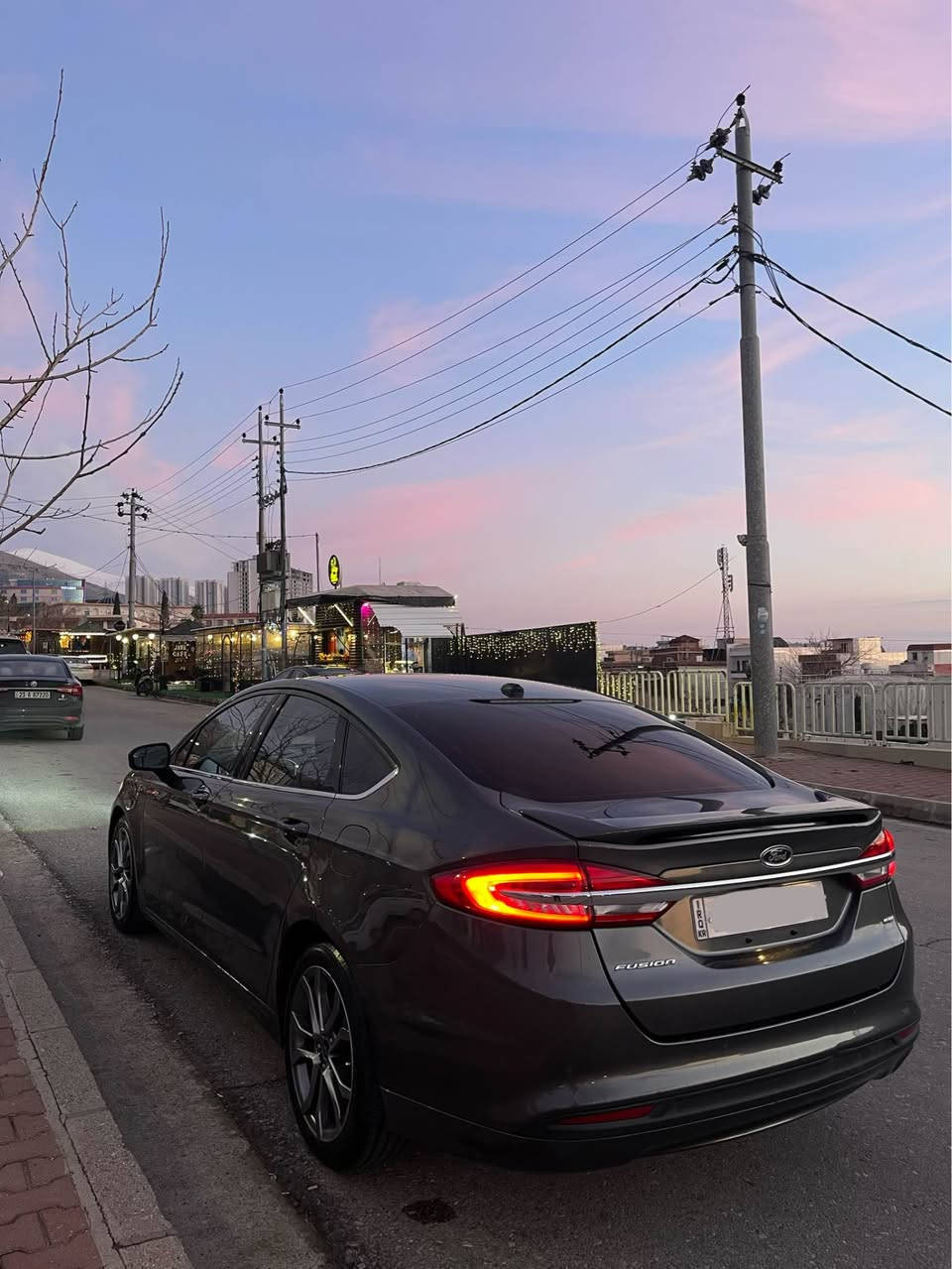 Ford fusion SE 2.5 
Model 2017 
77 miles 
٣ شاشە و کەشن جلد و فول مواسەفاتە سەیارەکە تەنها سلایدی نیە ، زۆر پاک ماوەتەوە سایەرەکە بە ناوی خۆمەوەیە ، هەزەو بەرادو سەنەوی تازەیە ، گێڕو مەکینەی بەشەرت کامل سێرڤسی بۆ کراوە مەزبوتە.

یەک دەرگای بۆیاخە دەرگایاکیشی گۆڕاوە بە بیلاد 
پشتو پێشی کەپسە بۆ رەقەم شانی نامە بنێرە 

0774 082 2373 السليمانية, العراق
