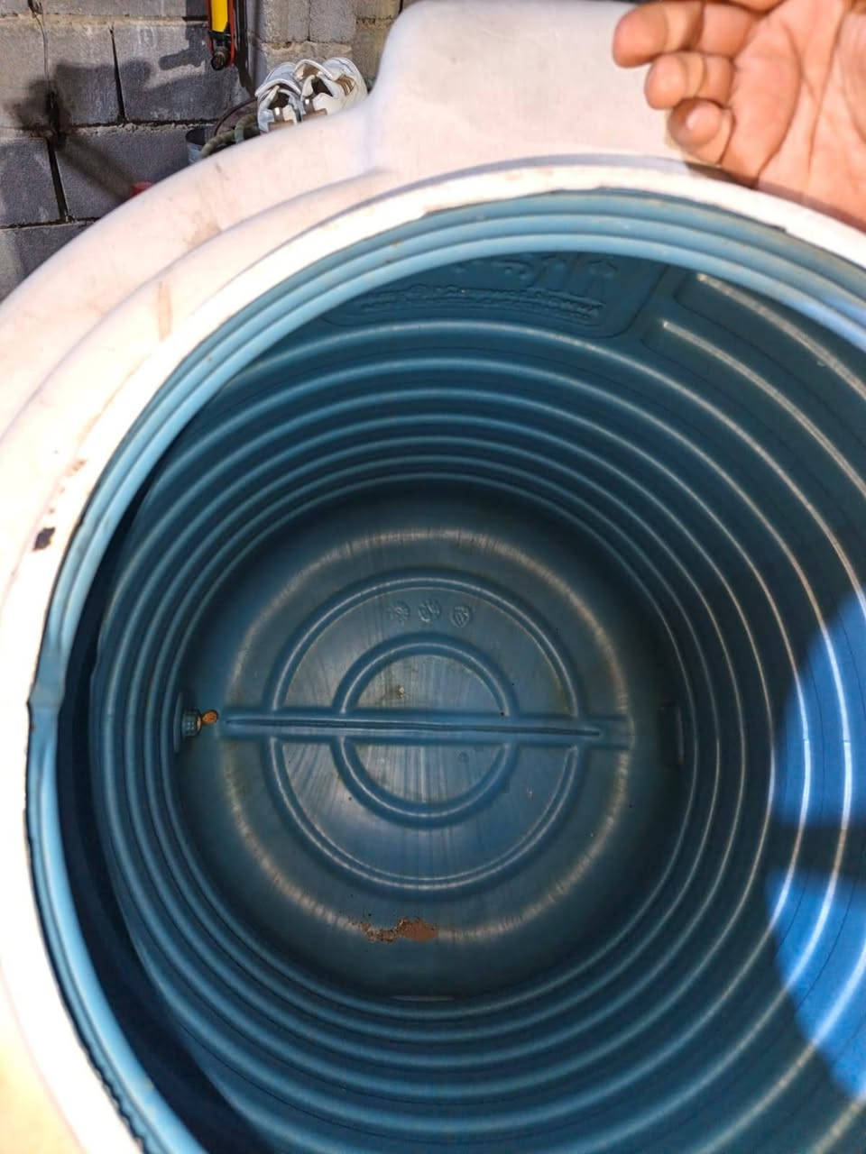 نص طن بي ثقب زغير لزگته ورجع يخر.
السعر 30 ألف 
***********
