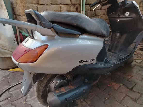 السلام عليكم ورحمة الله دراجات سبيسي وحده كفرها اصلي  محركها مفتوحه مره وحده رايمر خير من الله من مشي و نعومه شغاله سلف هندر لايت اشاير جاهزه رايدها اب ٦٦٠ و بيها مجال  و الثانيه كفرها تجاري رايدها اب ٥٥٠ و بيها مجال مكاني كوت حي الجهاد وهذا رقمي ***********
