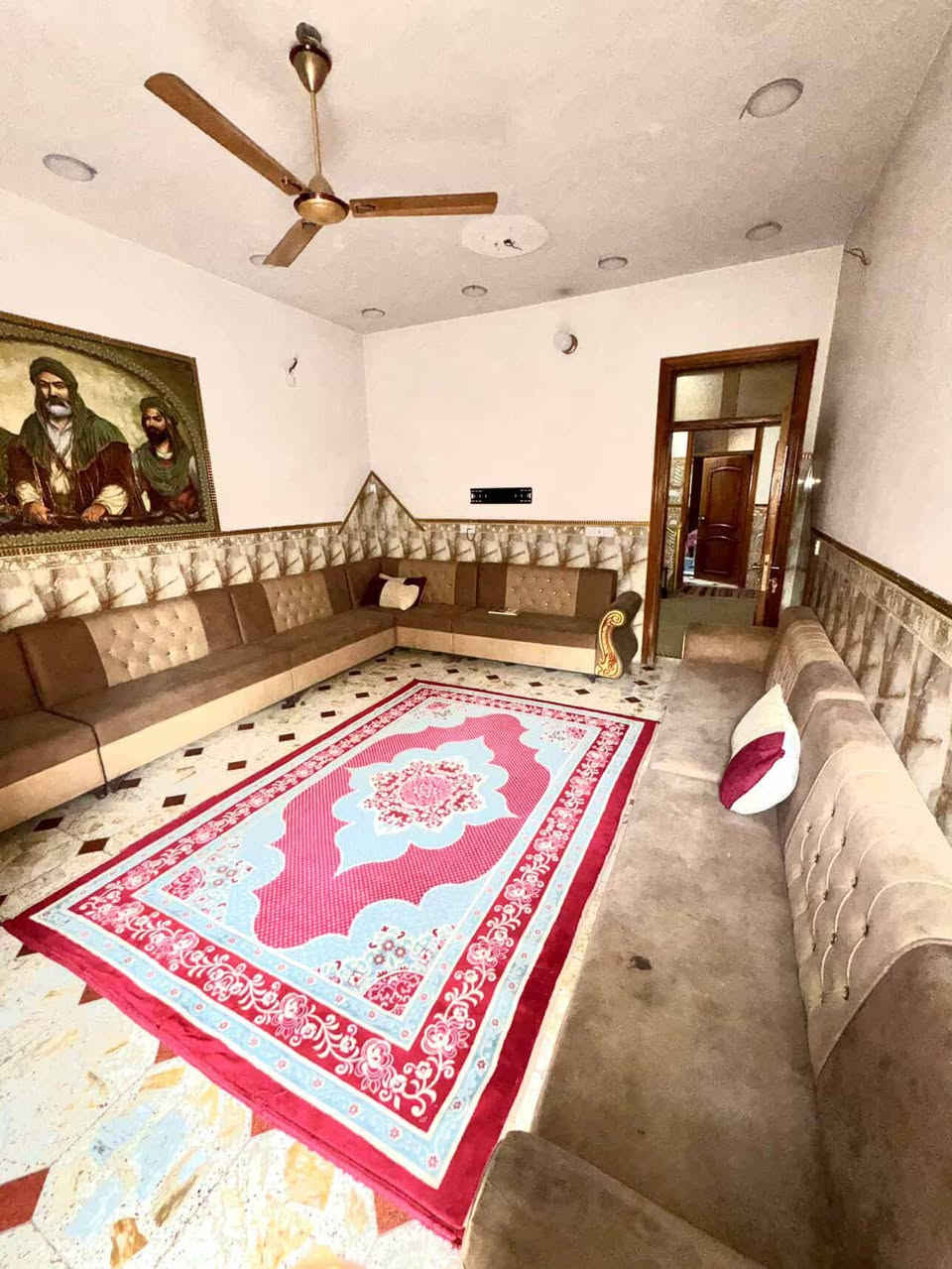 سلام عليكم
بيت للبيع بناء حديث المساحة 180م 
يحتوي غرفتين كما موضح في الفيديو واستقبال وساحة درج 
ويحتوي على ترك ثلاث وحمامات خارج وداخل البيت 
البيت خير من اللة❤️
المكان : بغداد  الكمالية البستان 
للاستفسار: - ***********
(*غير متواجد على الفيس اتصل على الرقم العلا 👆)
