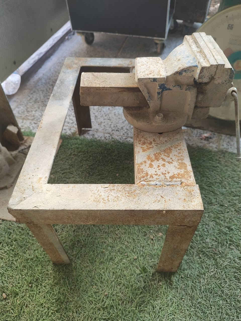 السلام عليكم 
ميزان 60 كيلو ب25
جك بريس ب30
منكنه بيها كسر وملحومه شغاله ب30
صوبه ناشنل ب85
مكاني حله يوجد توصيل 
موجود على الفيس وهذا رقمي
***********
