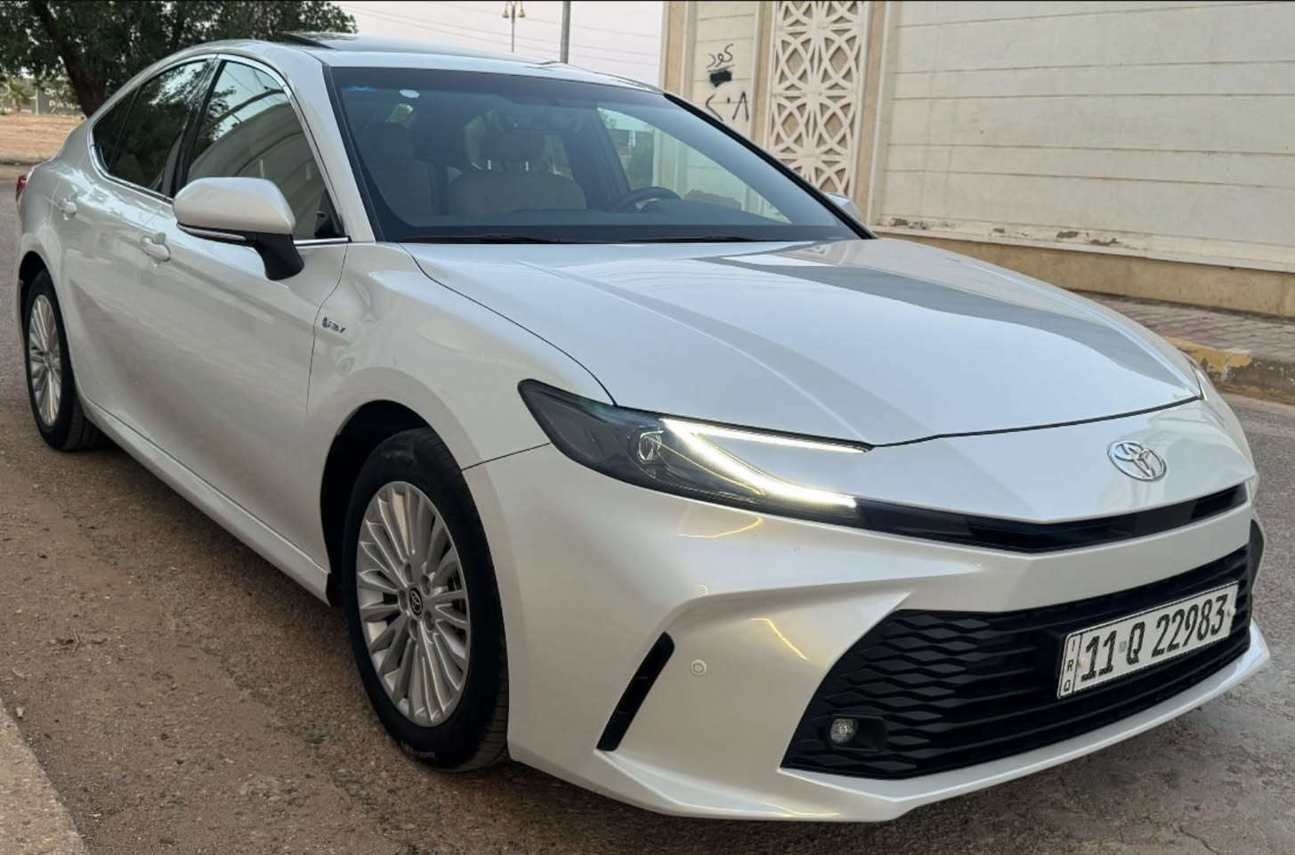 كامري 2025 خليجي عبداللطيف جميل 
هايبرد وبنزين محرك 2500 فول مواصفات ١/١ فتحه بصمه برده خلفيه 
رقم بغداد باسمي مكفوله من الصبغ بيها بارد شبر بجاملغ فقط السعر 256 للاستفسار *********** مكان السياره الرمادي
