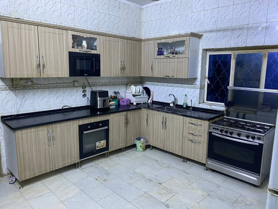 بيت للبيع 
 بستان الحلو - قريب على شارع ٤٠ مباشرةً
المساحة ٣٠٠ متر 
١٥ متر الواجهة و ٢٠ متر نزال 
للاستفسار 
***********
