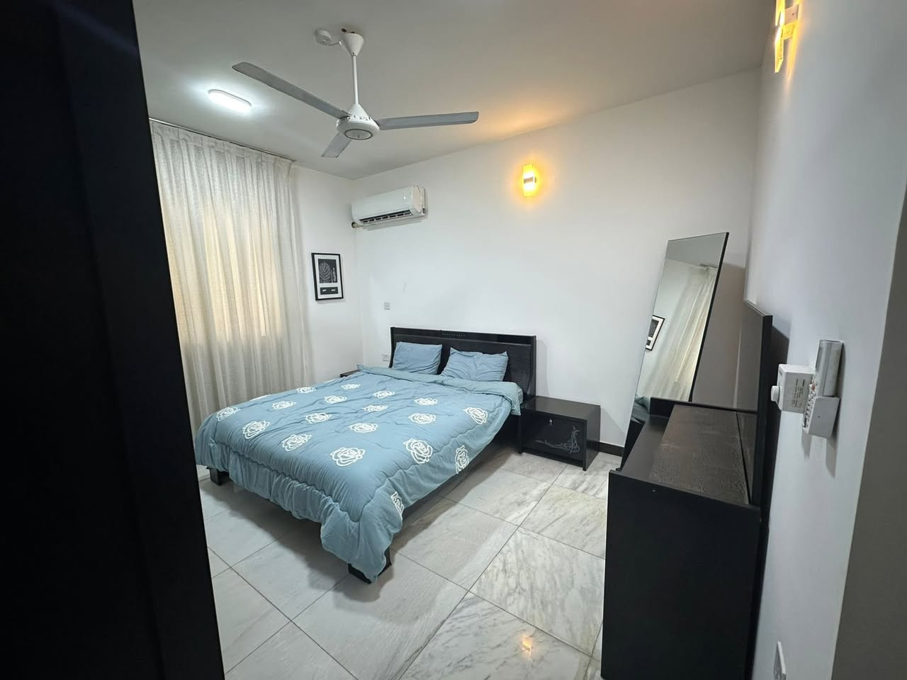 شقه موثثه اثاث كامل في مجمع ايادي العدل مساحه١٧٢ متر طابق ٤ 
الايجار المطلوب ١,٥٠٠,٠٠٠ دينار 
للاستفسار الاتصال على الرقم ***********
