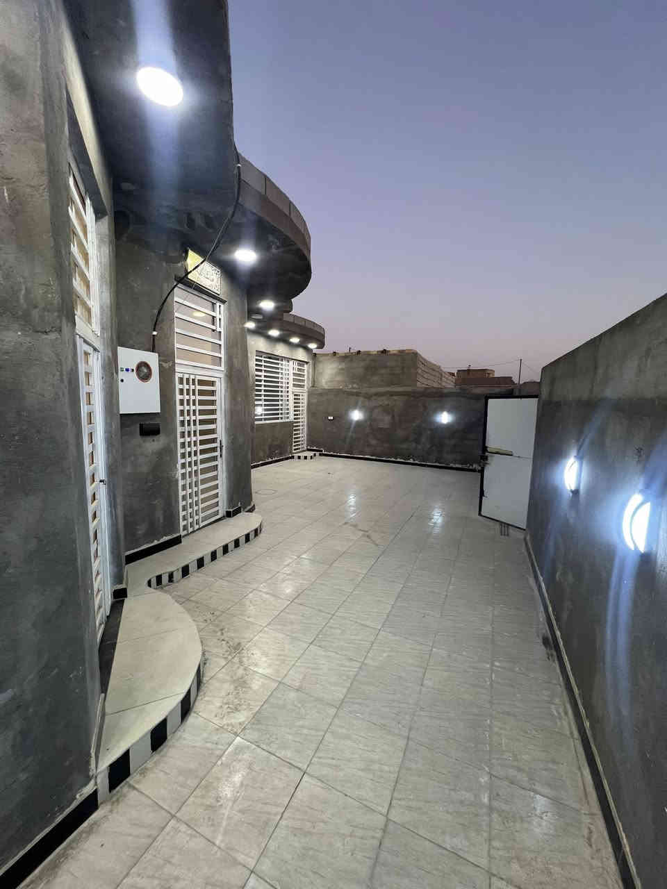 بيت للبيع 200 مـتر جـاهز من كلشي بـلوك صب مـسلح رباط صب 

كونكريت الـبيـت جـاهز على آخر حبايه غرفتين وصاله واسـتقبال ومنور 

وصحيات داخل وخارج درج صب بيت خير من الله بيبان كله تفصال فول

كهرباء مربوطه مولد مجاري حكوميه ثقيل وخفيف انت ضوي جاهز فول

الناصريـه سـديناويـه يم صفي الـدين كل هذا جوه السوك بيـع سريـع 

واتـساب مـفتوح ***********
