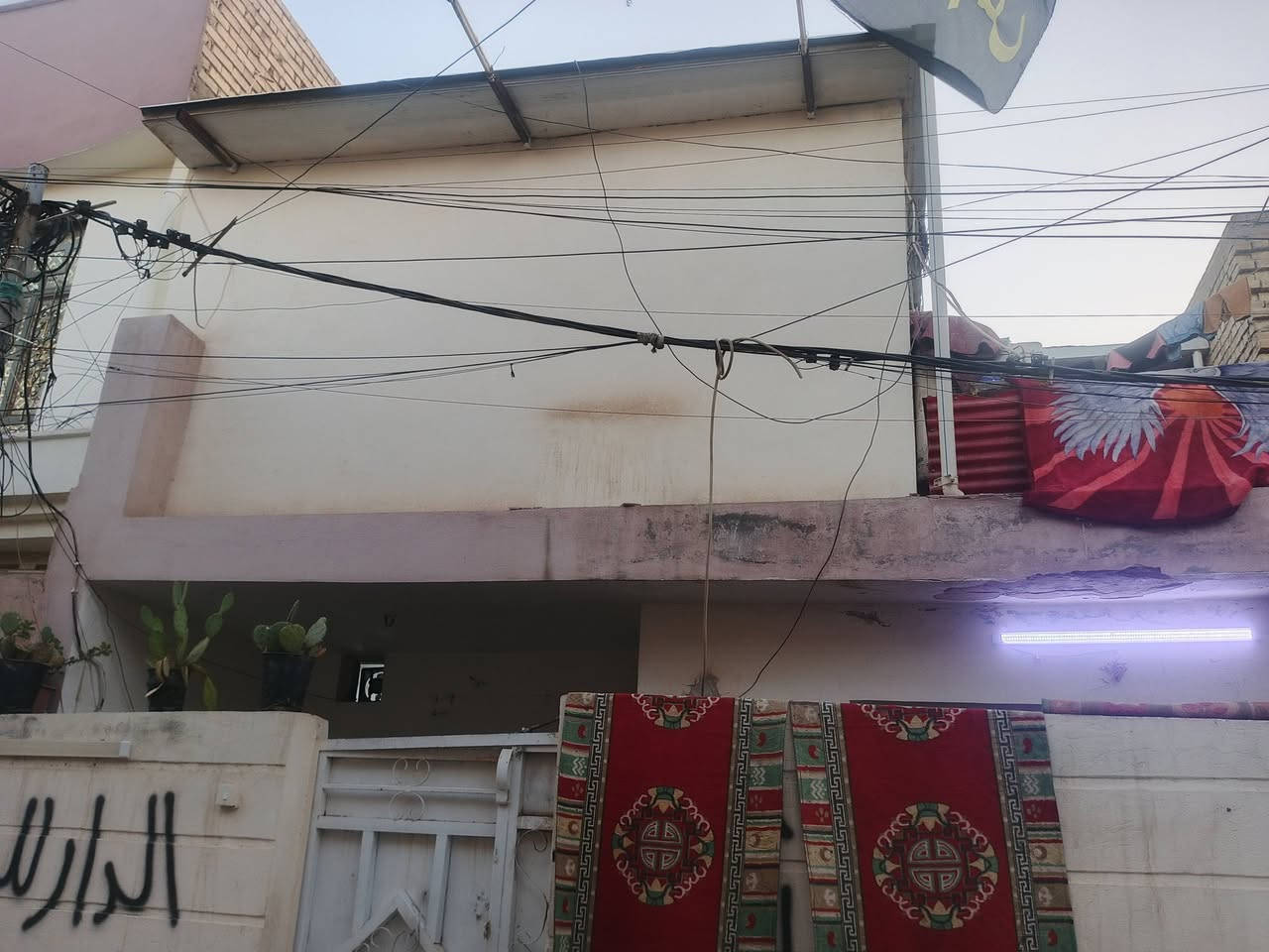 السلام عليكم دار للبيع مساحه 100متر قرب جامع الغرير ***********
