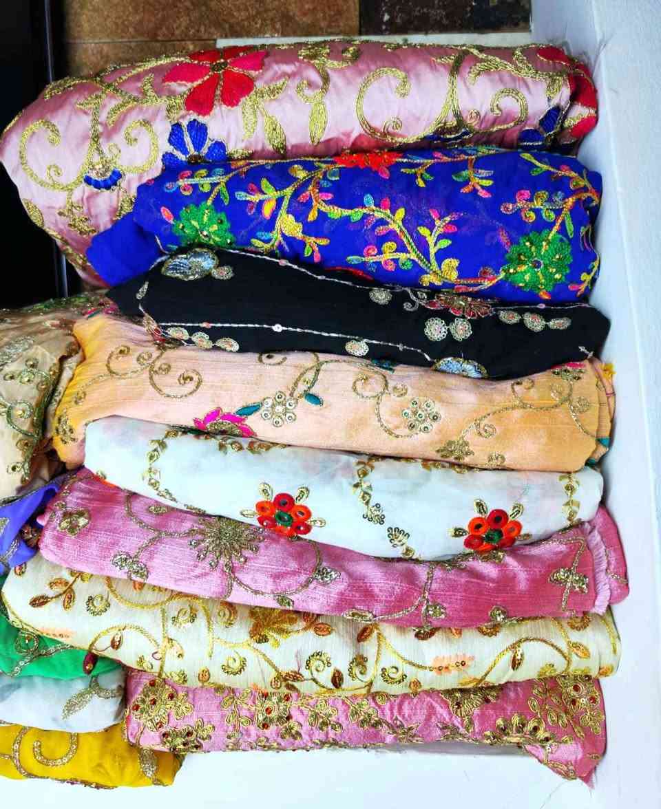 قوماشی جلی کوردی ئافرەتان هندییە دەرەجە یەک
بۆ فرۆشتن سادە و نەخش
٣٠٠٠مەترە(٢٠٠٠مەتر نەخش+ ١٠٠٠مەتر سادە)
لە سلێمانی 
نرخ9900دۆلار و مەجال
*********** السليمانية, العراق
