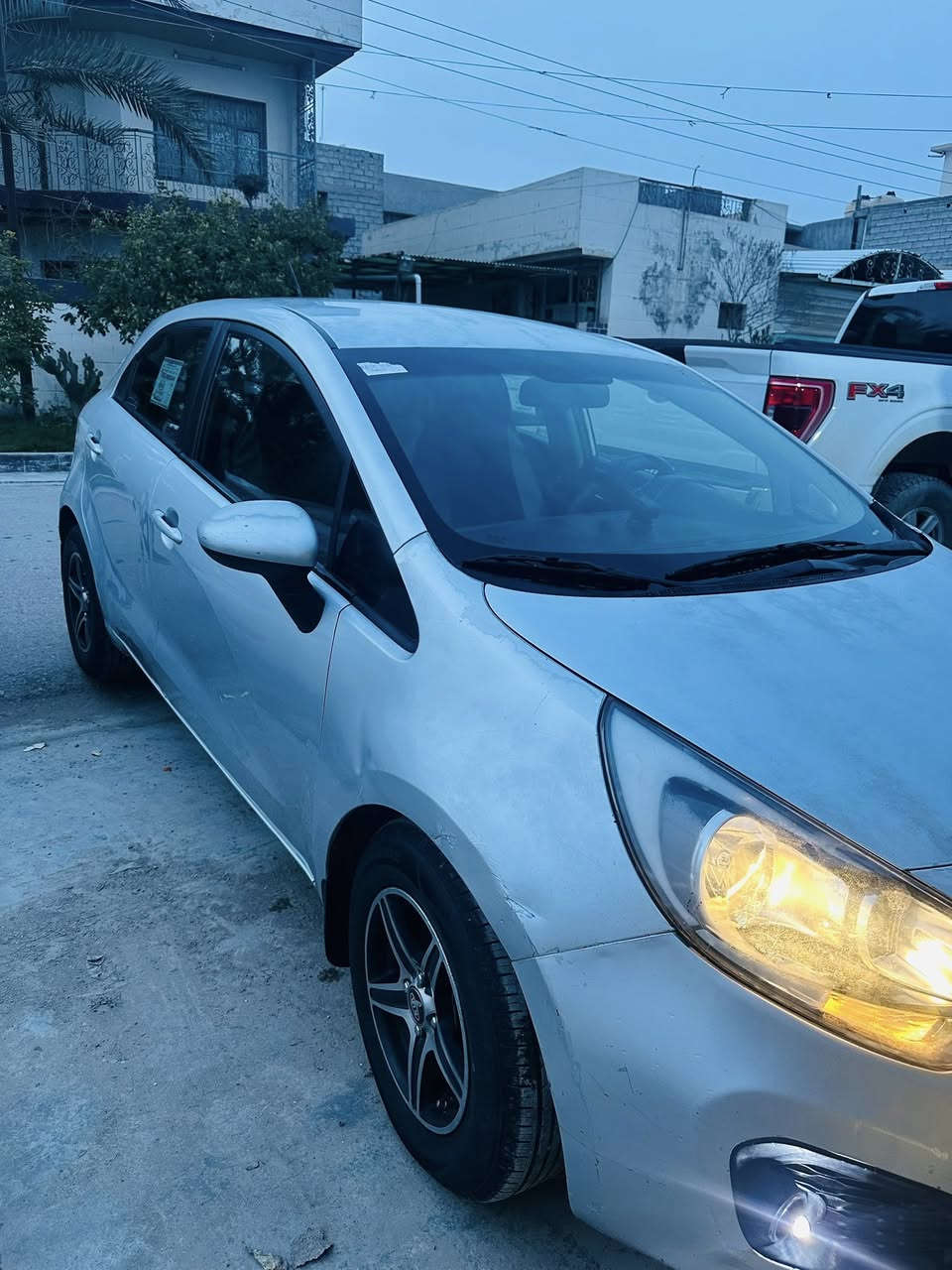 السلام عليكم 
ريو 2012 وارد امريكي هاج باك 
رقم ديالى 20 انكليزي 
سنويه مشروع وطني شرط التحويل 
محرك 1600 
محرك وكير جيد 
سياره حلوه وكامله 
تبريد 
صدر جيد 
تخم تاير 
داخله كلش نضيف 
ليبل واحد بيها 3 قطع صبغ فقط 
بدون ارباك وصور امريكا  ضررها كلش بسيط والسونار موجوده بالمنشور 
 السعر 78 وبيها مجال 
‭0771 368 5233‬
***********
العنوان ديالى الخالص هبهب
