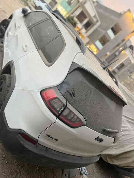 السلام عليكم 
للبيع  
جيب 
موديل2023
مواصفاات فوول 1/1
بصمه 
بانوراما
دخول جديد منفيس بسمي 
دافع كمرك  
ع حادثها سيارة تشتغل  
ب108 وبيها مجال    
الاتصال ‭0771 594 1199
مكان سيارة بغداد حي قادسية
