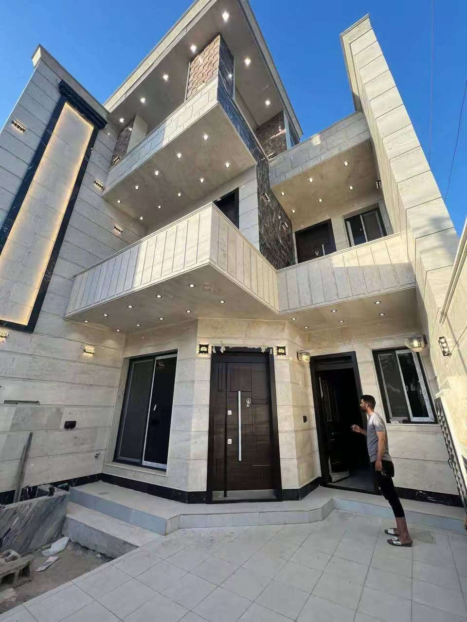 دار للبيع المساحه ٢١٠ متر. واجه ٧نزال٣٠ 
عدد الغرف ٥ نوم
٤ خدمات
صاله ومطبخ حديقه وكراج 
 واجه مرمر ارضيه مرمر
بناء ٢٠٢٥  البيت بعده جديد ما مسكون العامريه محله ٦٣٦ 
للاستفسار اتصال مكتب المرعاوي ***********احمدالمرعاوي
