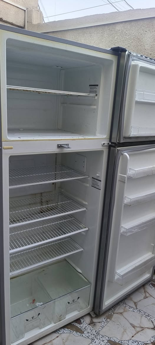 للبيع ثلاجه ماركه توسوت جديده بمعنى الكلمه تبريد راقي حجم كبير المكان القبله السعر 190 الف للاستفسار*********** الزبير, البصرة
