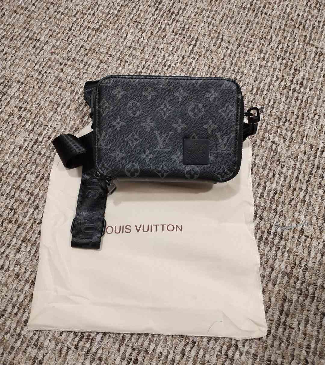 حقيبة رجالية ماركة لويس فيتون 
مني باك صغيرة الحجم 
بالة اوربي نظافة 💯 
مصنوعة بالكامل من مانكروغرام 
مع حزام كتف كتان خالص 
سحابات سلستيل طلاء ثابت مختوم 
إرتفاع 18 سنتيم عرض 20 سنتيم 
للحجز على خاص 
أو مراسلة واتساب ***********
توصيل لكل محافظات توصيل
