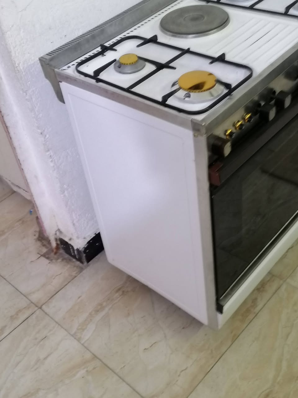 طباخ عشتاركلةشغال نضيف جداسعر١٥٠ الف بي مجال***********
