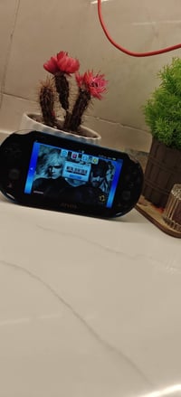 بس فيتا سليم ps vita للبيع  نسخة نادرة لون ازرك نظيف الجهاز واستعمالة ...