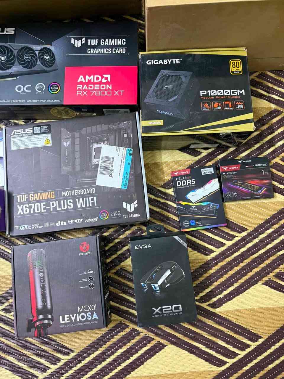 السلام عليكم الحلال للبيع
المواصفات 

CPU: Ryzen 5 7600x
Ram : 32GB 6000mhz DDR5
 CPU Cooler: DeepCool 360mm
 Motherboard (M.B): Asus TUF X670E WiFi DDR5
 Graphics Card (GPU): Asus TUF RX 7800 XT 16GB
 Case: Asus TUF G502
 Power Supply (PSU): GIGABYTE 1000W
 Fans: N10 ARGB (10 Fans)
 Cables: Asiahorse ARGB Extension Cables (24-Pin & GPU)
 Storage:
 M.2 Samsung 970 EVO 1TB
 M.2 T Force  1TB
 M.2 T Force 500GB

وياها يجي شاشتين

1/ Gigabyte 2K 170HZ 
2/ FH 100HZ
وميز كمينك كبير وكرسي طبي
وكيبورد aula 
وماوس X20 
ومايك فانتيك 
وماوس باد 90CM
وسماعات كيمنك corsair 
وكراتين التجميعه كامله موجوده حتى كراتين الشاشات يعني تشد وتلعب 
للبيع التواصل خاص 
***********
