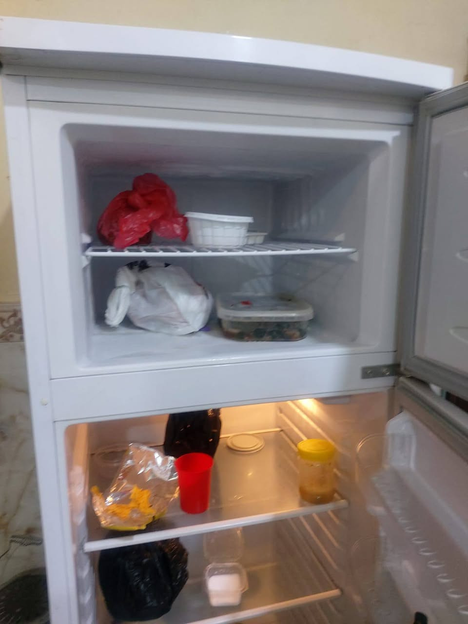 ثلاجه للبيع سعر 200وبيها مجال ***********
