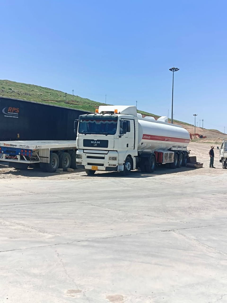 السلام عليكم مان للبيع 2004 كير اوتماتيك مكينه 410تخم تاير طوناح +جيب اس  بسمي سياره جاهزه لشغل السعر235 الاستفسار ***********
