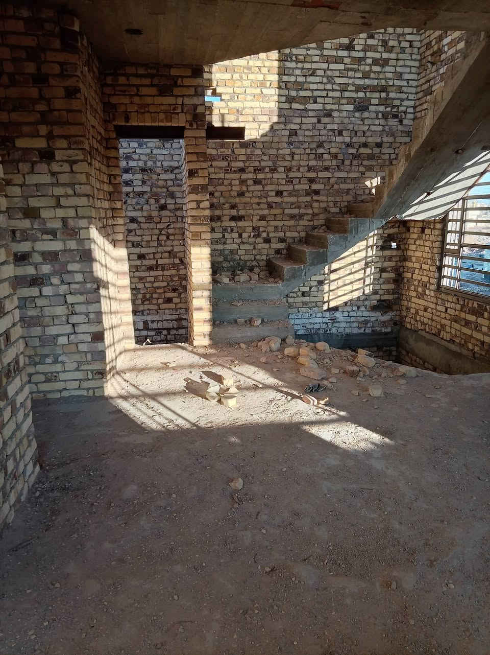 اللهم صلي على محمد وال محمد🤲
الدار للبيع حجي حسن زراعي سند 25 مساحه 
100//متر مربع طابقين شارع 20قرب أسواق العائله 
للاستفسار ***********
