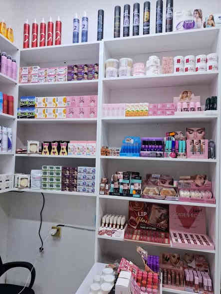 مكياج بيع بسعر الجمله كلهن
مواد تجميليه+منضفات بشره+غسول+شامبوات+ركسونات 
مع الرفوف بسعر مناسب 
كوت فلاحيه ***********
