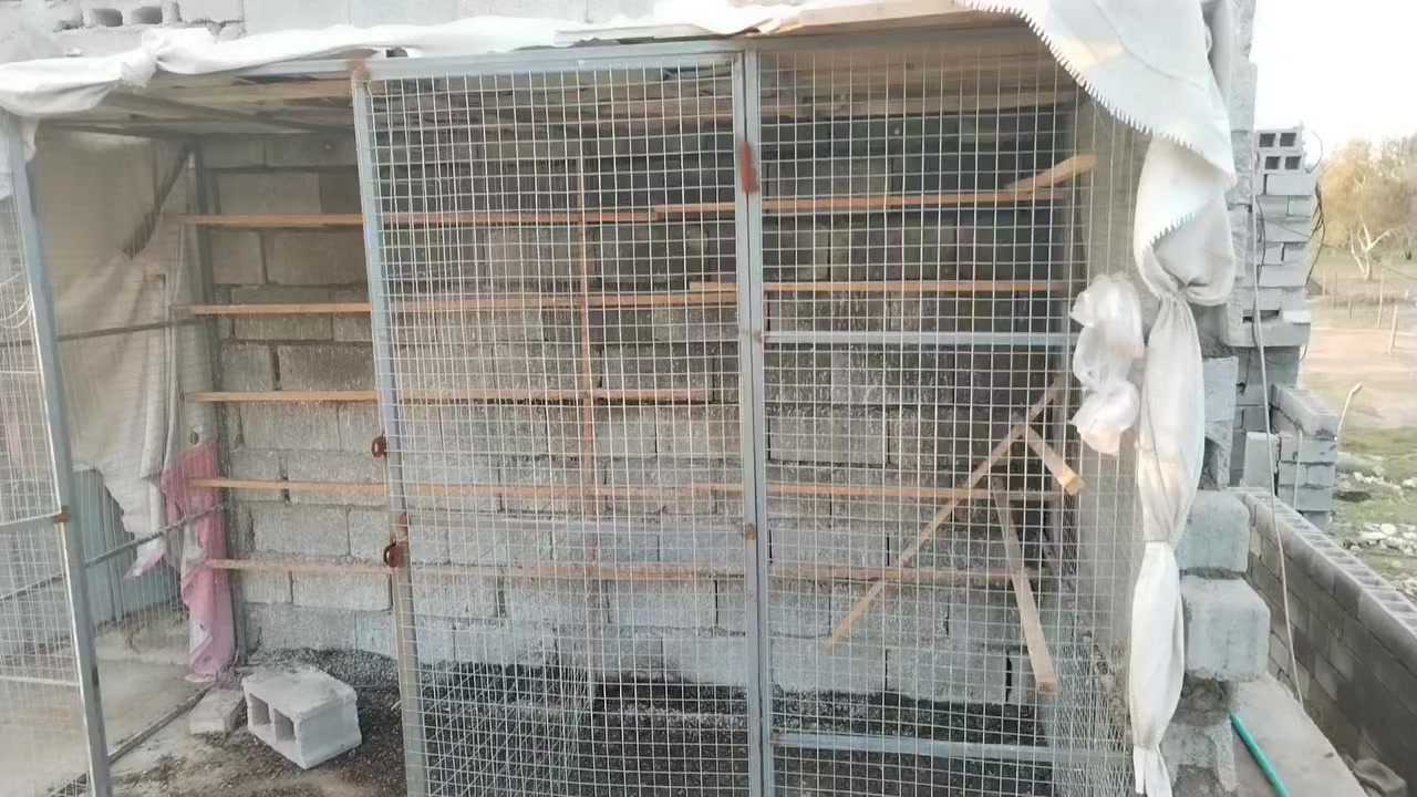 قفص لبيع عرض واجهيه اربع أمتار ورتفاع ثنين متر ونزال متره ونص َمكانه ديالى الخالص استفسار خاص لو اتصال عل رقم ***********
