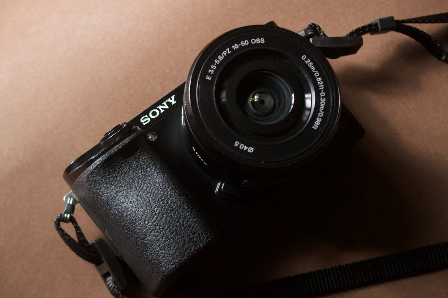 السلام عليكم
Sony a6000 + 16-50 oss sony lens 

الكامرة جدا نظيفة ومعتني بيها نظافتها مثل ما موضح بالصورة
24 ميجا بكسل جدا ممتازة من ناحية التصوير 
صغيرة وخفيفة وشاشتها تنكلب 
وياها 

المحتويات :

و العدسة بيها مانع اهتزاز 
1- 2 بطاريات اصلية من الشركة بعمر ممتاز 
2- شاحنتها الاصلية 
3-منفاخ و كت تنظيف (مصورته)
3- weather bag هم مصورته بس هوة شي تغلف بي الكامرة حتة ميوصللها مي وكذا بالمطر  
 4- رام 32g سانديسك اصلي 

5- ادابتر لعدسات الكانون 

السعر ٥٥٠ الف وبيها مجال 
موجود واتساب ***********
