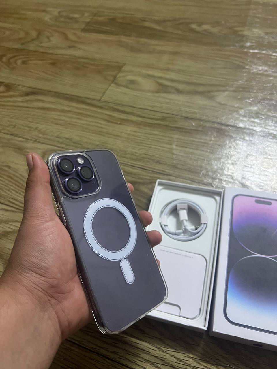 14 برو ماكس (( شرق اوسط ضمان ماستر )) للبيع ؛-
لون بنفسجي مميز 
ذاكره 256 
شرق اوسط ضمان ماستر 
شاصيه مكفول من الزلغ 
كامل ملحقاته كارتونته وكيبله الاصلي وكفرات 3 وحمايه للكامرات 
الجهاز مستبدل بطاريه تفصيخ  وشاشه اصلي اصلي 3 خيارات مستبدله ارقى نوعيه بل سوك اصلاً ممبين مبدله ((( والشاشه الاصليه موجوده هم انطيها الك بس بيها ضربه بل كلاسه وفطور )) فقط باقي الجهاز كله بلادي وعله وضع الشركه فيس ايدي صوت كامره كلشي شغال ونضيف كلش السعر 570 العنوان بغداد اني مكلف بل نشر لحد يطبلي خاص الشراي يتصل عل رقم لو واتساب ويدلل
***********
