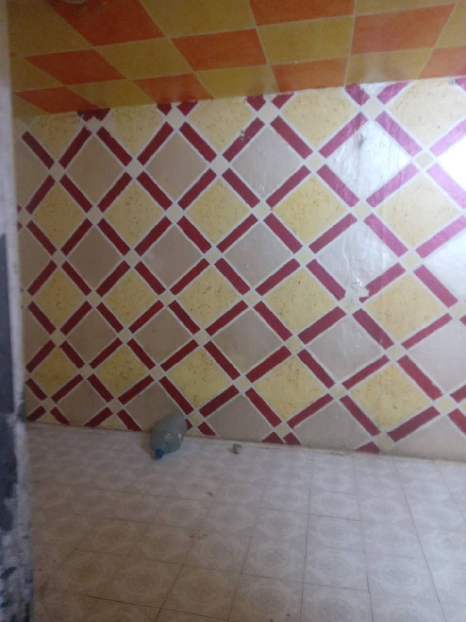 الشقه الإيجار منطقة الموفقية قرب مدرسة حسن الجلوب  فوك غرفة كبير مطبخ والطابق الثاني غرفتين حمام  *********** الإيجار ٢٥٠ بية مجال
