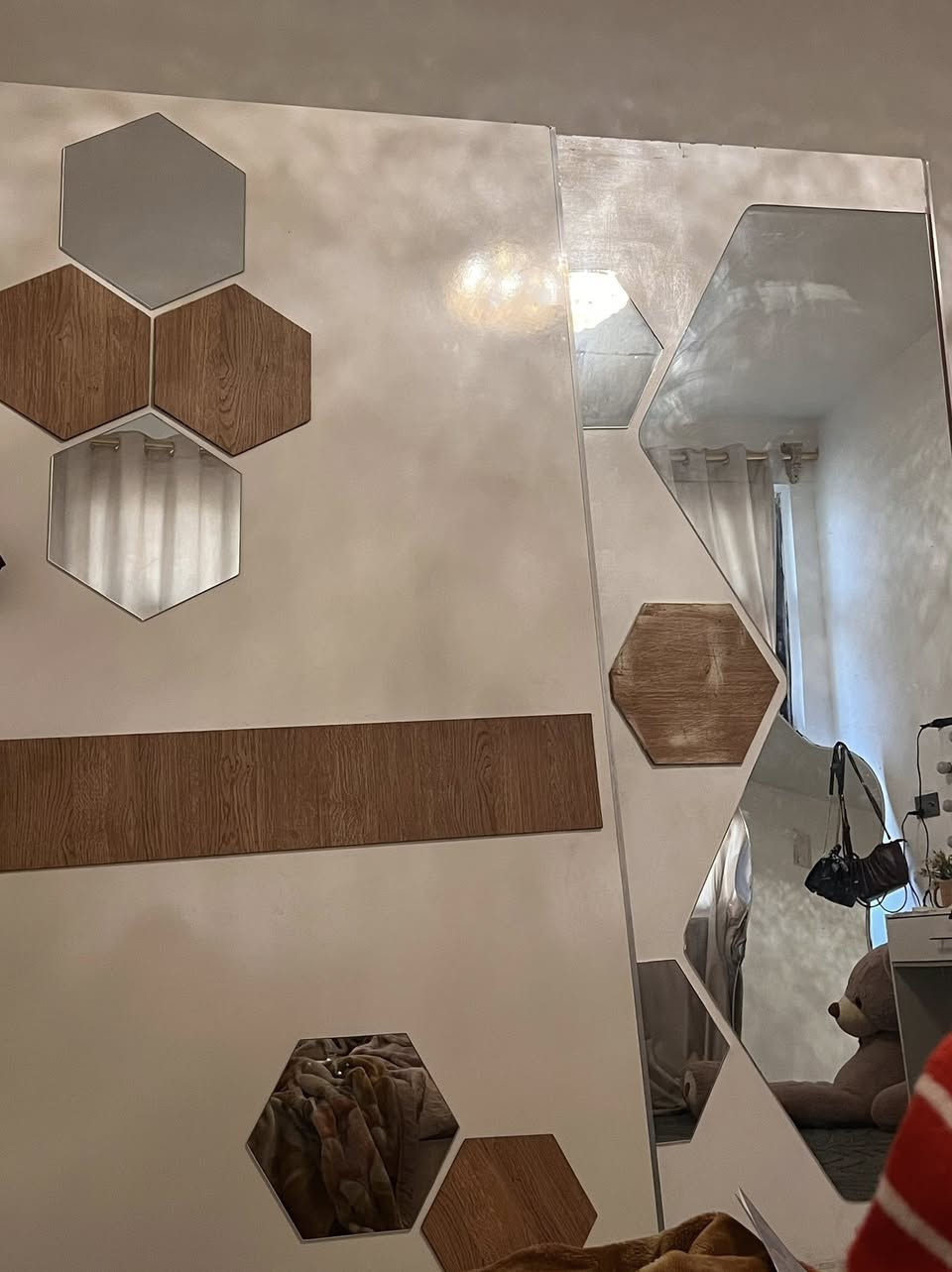 السلام عليكم غرفه نفرين للبيع جربايتين بيهن مخزن وميز كومدي بين الجرابي ومجرات اربعه وميز تواليت مرايه جديد ونظيف صارله شهر من اشتريناه 
+ كنتور سلايد (شويه الكنتور يحتاجله تبديل سجه فقط) 
للاستفسار واتساب : *********** 
السعر ٣٠٠
