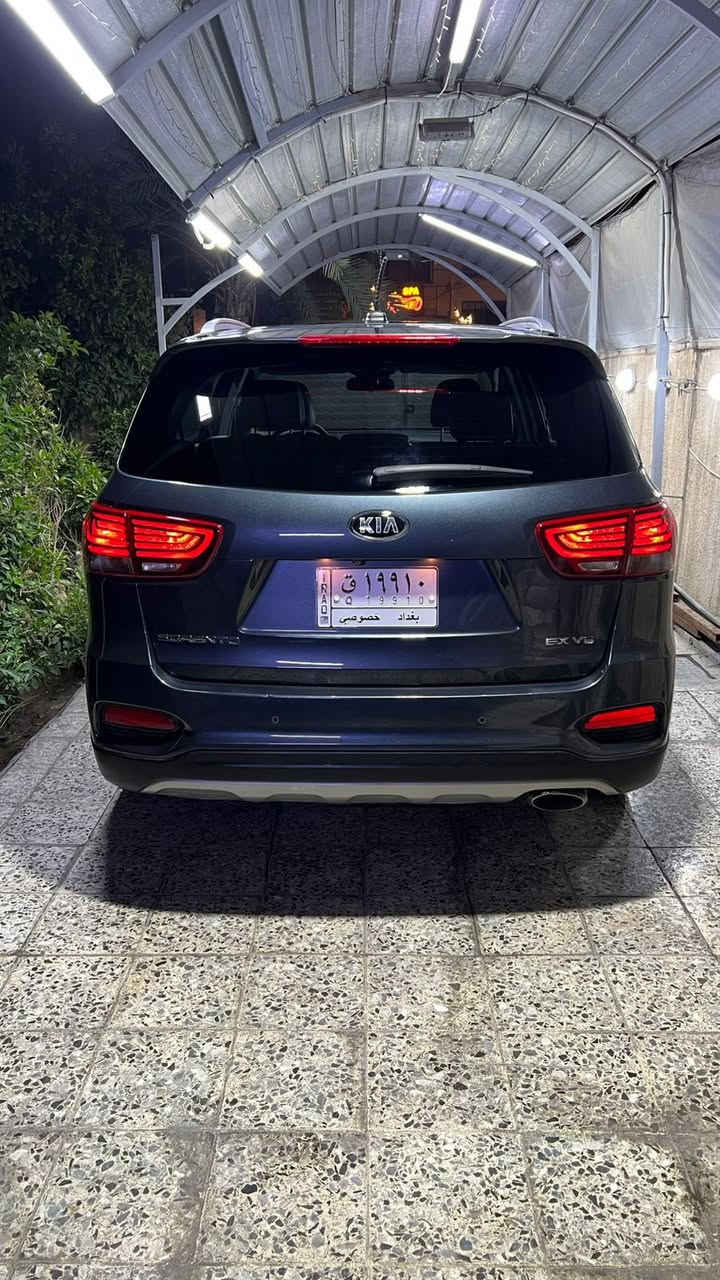 سورنتو Ex موديل 2020 فول (بجم كبس )
المحرك  6 سلندر 3300
4 انظمة قيادة 
7 مقاعد 
داخل جلد اسود 
كراسي كهرباء 
كراسي تدفئه 
ستيرن تدفئه 
بانواما 
بصمه تشغيل 
بصمه ابواب 
شاشه وكاميرا 
حساسات خلفيه 
باب خلفي كهرباء 
تحكم ستيرن جهتين 
اوامر صوتية بلوتوث 
•كرسي كهرباء
•مقاعد جلد
•بصمة تشغيل
•بصمة أبواب
• جنطه بصمه ذكيه كهرباء تفتح عند الاقتراب
•حساسات خلفيه
•هاندبريك بصمه
•بريك خلفي اوتو ستوب عند الاقتراب 
•شاشة عرض كبيرة لمس مع خرائط و Navigation
• تحكم ستيرن أربع جهات
•نظام AUTO HOLD 
•نظام اوتو ستوب عند الاقتراب من الاشخاص والمركبات (عند الحوادث).
•كاميرة دوارة
•تحديد مسار.
•اشاير بالمري الجانبية.
•رادارات أمامية وخلفية وجانبية ونقطة عمياء.
• نظام ترحيب عند الاقتراب.
•حساسات.
•3 قطع تبريد.
•7 راكب.
•كير 8 نمر.
•جميع زجاج النوافذ اوتو

ماشية 60 الف مايل
تبديل بابين عكس السايق 
البابين الي تم تبديلها صبغها جارد شوية
شاصي مكفول لغد مكفول 

السعر 196$
مكان السياره بغداد اليرموك 

للاستفسار الاتصال. 
***********
