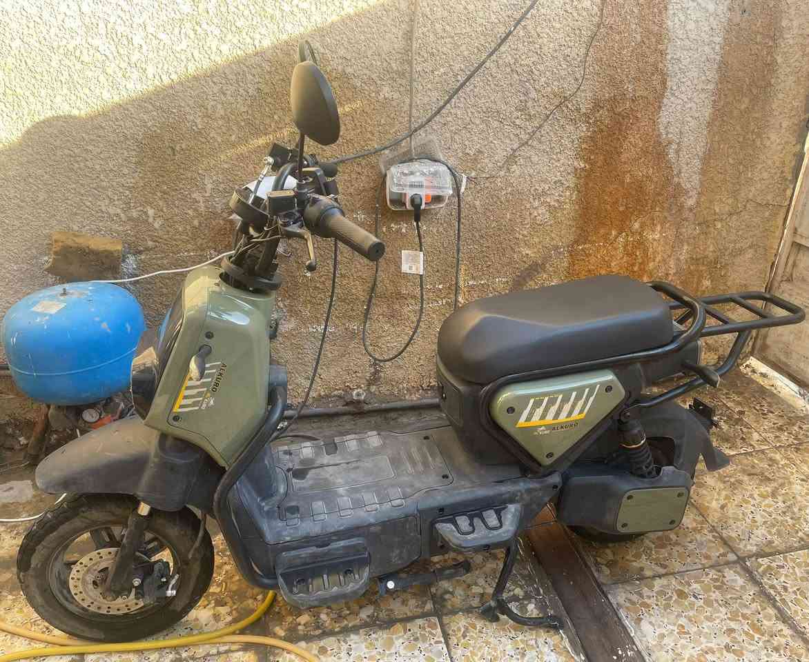 للبيع دراجة Alkuro أصلية بحالة ممتازة ونظيفة جداً (لون زيتوني) 🚲⚡
دراجة شحن Alkuro أصلية، لون زيتوني مميز. الدراجة مستخدمة استخدام شخصي خفيف (أقل من سنة) وبحالة فنية نظيفة جداً وجاهزة للعمل مباشرة (شغل واطلع).
كفاءة البطارية: بحالة ممتازة، تقطع مسافات طويلة وبكفاءة عالية.
المواصفات: إضاءة عدسات دائرية مزدوجة LED قوية، تشغيل ذكي، إطارات جوبلس أصلية بحالة ممتازة، الشاحنة الأصلية والمرايا متوفرة كاملة.
سبب البيع: الرغبة في التحديث لشراء موديل آخر.
الموقع: بغداد - الشعب.
السعر: 600,000 دينار عراقي (وبيه مجال للتفاوض مع الشراي).
للتواصل: المراسله على الخاص


**إذا كنت صاحب هذا الإعلان وتريد حذفه لأي سبب، رجاءا أرسل رسالة إلى الدعم الفني**