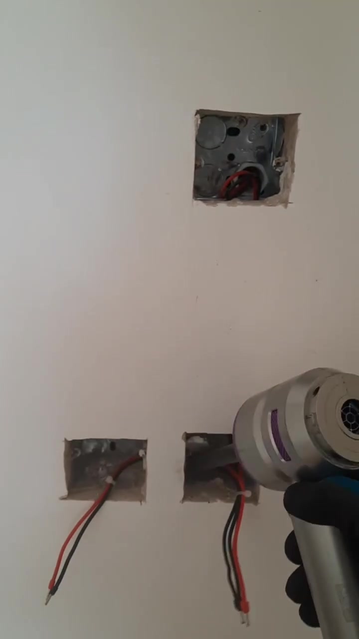 بسم الله الرحمن الرحيم

على بركة الله هذهِ من اعمالي الكهربائية لاحد البيوت في منطقة شارع فلسطين وقد تم استخدام . 
  نظام تاسيس البوري والبيت مؤرث مع انارة بروفايل وسبورت لات وانارة مخفية ودرج بيانو واستخدام البوتلس في ربط السويچات والبيت مجهز بكامرات وحاكية  وانترنت نرجوا ان تنال اعجابكم. 

ملاحظاتكم ارائكم بالعمل بالعمل
علي راضي الحلفي ***********
