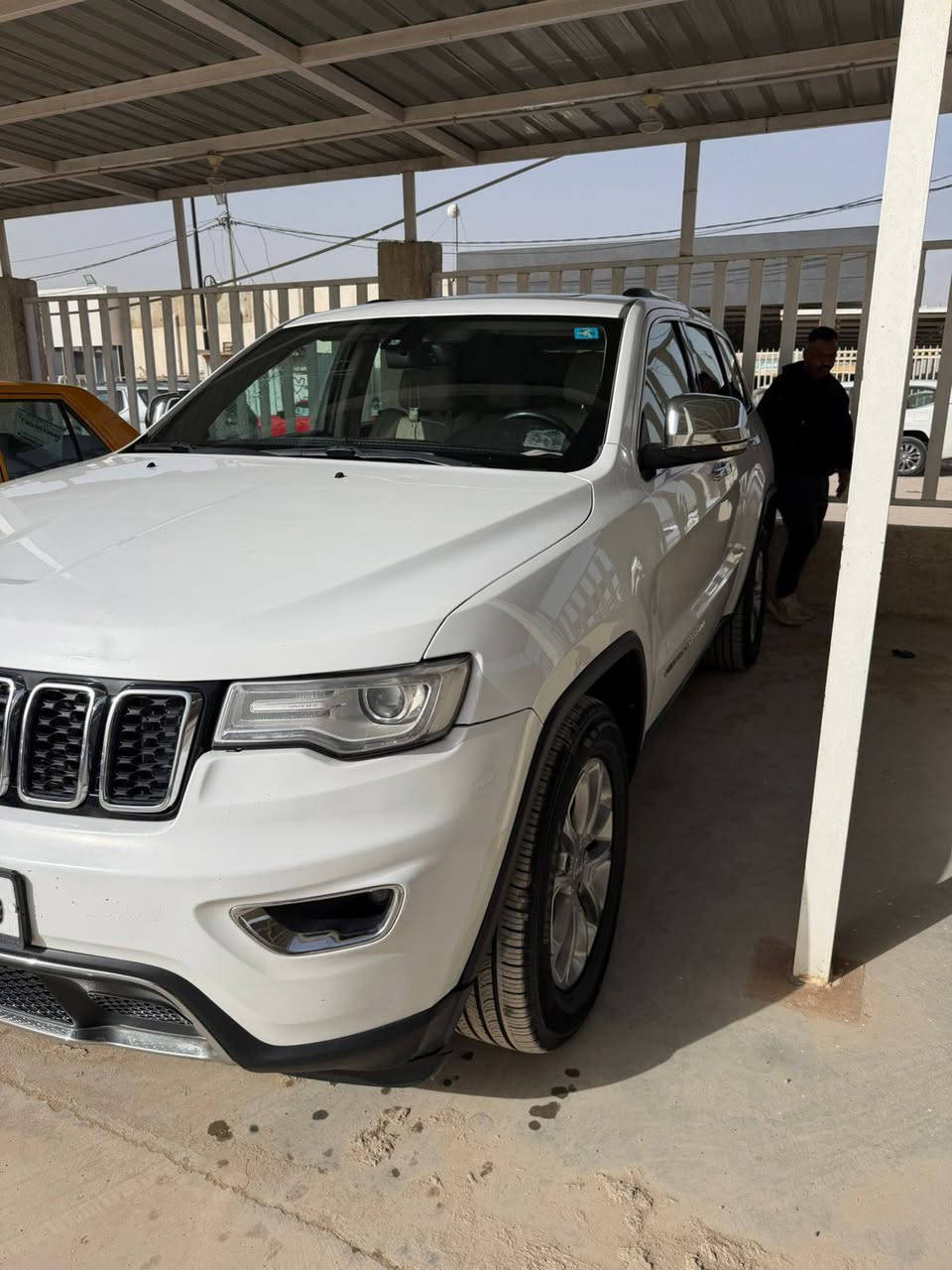 للبيع جيب موديل ١٤ خليجيه فتحه تحكم ستيرن داخل بيجي تخم تاير حداديه امامي وخلفي تبريد كله جديد رقم بغداد مشروع وطني باسمي بيه فقط رش جاملغ امامي وشبر بلباب الخلفي جوه تريشه صفحت اليمنه  مكان سياره كوت مركز المدينه للستفسار *********** السعر ٢١٠ وبيها مجال حك الجيه
