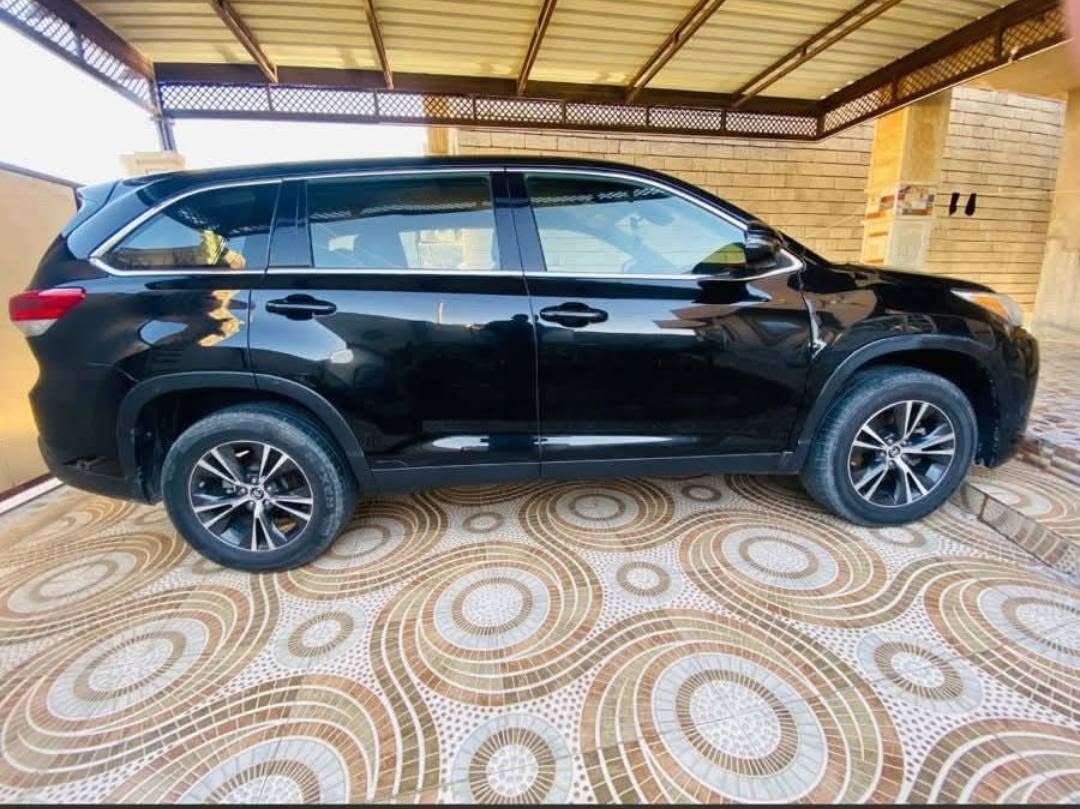 السلام عليكم 
هايلندر للبيع
موديل 2019 LE
محرك V6🔥
7راكب السيارة جديدة و مال بيت ما متعوبة 
تبريد ثلاث قطع
كشن جلد تحكم كهربائي جهة السايق صندوق كهربائي
تحكمات ستيرن 
رادارات جانبية
مثبت سرعة بريك اوتو
السيارة ماشية 70 الف
جاهزة من كل النواحي
ضررها خفيف جداً و بدون دواخل
 موضح بالسونار
للأستفسار اكثر اتصل و تدلل
***********
