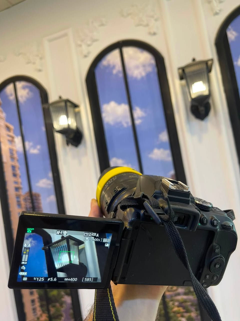 سلام عليكم للبيع كاميرا Nikon D5300 بحالة ممتازة، الكاميرا غنية عن التعريف وأدائها احترافي جداً وتعتبر الخيار الأفضل للمبتدئين.
مواصفات الكاميرا:
 دقة تصوير عالية 24.2 ميجابكسل لصور واضحة وتفاصيل دقيقة.
 شاشة متحركة (Vari-angle) تسهل عليك التصوير من كل الزوايا.
 تدعم Wi-Fi لنقل الصور ومشاركتها مباشرة على موبايلك.
 نظام تركيز تلقائي دقيق لتتبع الأهداف.
السعر: 450,000 دينار عراقي (قابل للتفاوض بالمعقول).
الجاد بالشراء يراسلني على الخاص (DM) أو الاتصال ***********
موقعنا في وسط بغداد. 📍
