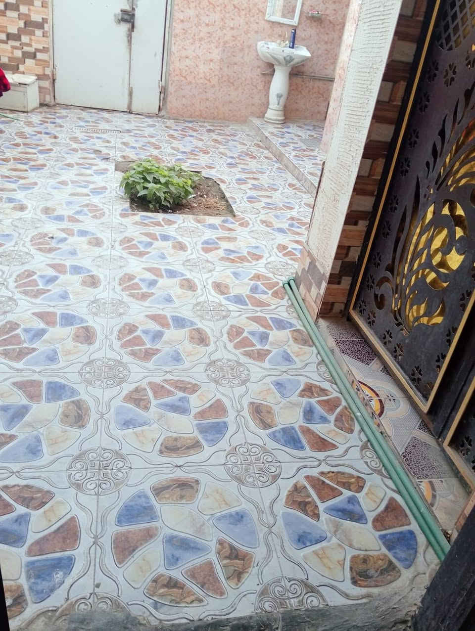 بيت مناسب  للبيع مساحه ١٢٥ الاسكان الصناعي النزله الثانيه  شارع الكيات  مقابيل عداديه الكندي طابقين الأول استقبال وصاله ومطبخ وصحيات وغرفه الثاني غرفتين وصاله وصحيات و2 سطح وصحيات ومنور مسقوف سندويش مطلوب اسكان ٨ مليون السعر الكلي 100  لتواصل ***********
