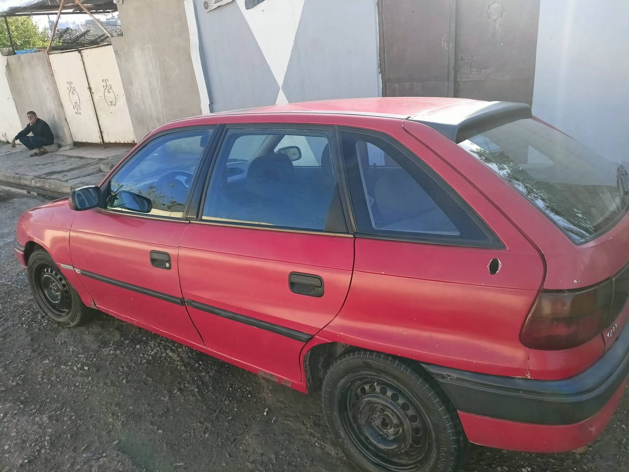 السلام عليكم سياره استرا موديل 92 محرك بصرف ونفخ سياره مقصوصه سقف سياره كدام العين رايدها 35 وبيها مجال الشراي يخابر ويتدلل هذا رقمي ***********
