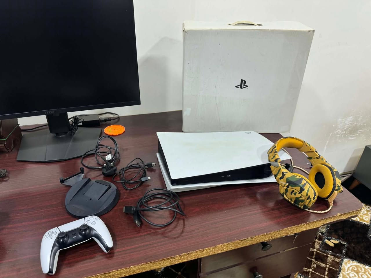 السلام عليكم ورحمة الله وبركاته 
سوني 5 فات 1TB نسخة الاقراص
جدا نضيف
 مال بيت استخدم جدا قليل
مع سماعات اخر تحديث 
مع كامل ملحقات الشركه الاصليه
مكلف بالنشر
استفسار اتصل عالرقم ***********
