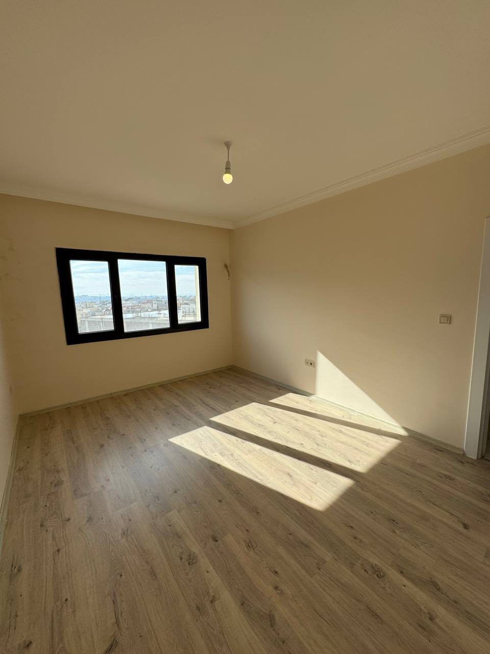 روژ ستي RojCity 

شقة بو فروتنئ / للبيع

طابق 6 

مساحة 168م اكبر حجم بالمجمع 

عمارة G3
واجهة مفتوح جبل زاوا ارقى واجهة جنوب

ثلاث غرف نوم و حدة سويت مع منزع ملابس  و صالة مطبخ وصحيات 3
و مخزن بالسرداب

استلام فوري 

#شقة_صفر غير مستعمل

للاستفسار مراجعة شركة عقارات دشتي فرع روژ ستي

*********** واتساب

***********
