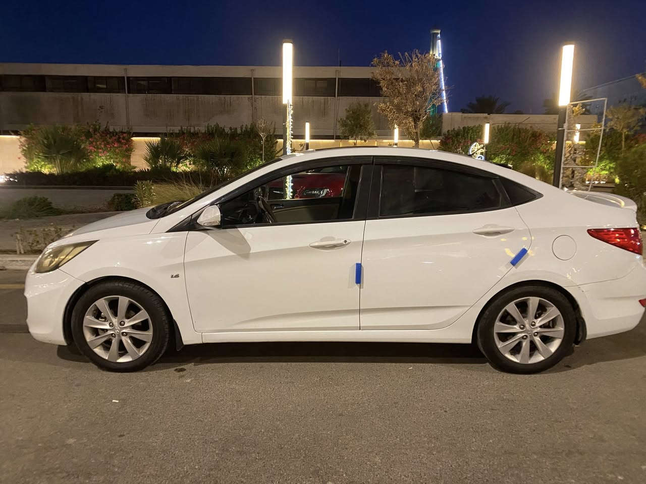 سلام عليكم
سياره للبيع اكسنت 2011 بلو 
 رقم بغداد دولي باسمي السياره تحويل ثاني يوم 
محرك 1600 مكفوله 
تبريد ثلج ثلج 
تخم تايرات جديد 
باتري جديد 
دواخل نظيفه 
بدون حادث بيها طخات بسيطه متاثر 
شاشه بلاديه 
تحكمات ستيرن 
فتحة سقف
كير اوتوماتيك 
السياره ما بيها اي نقص
المكان بغداد اليرموك او القادسيه 
السعر 105 وبي مجال
للتواصل ***********
***********
