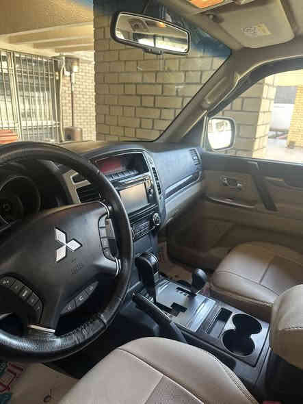 باجيرو 
موديل 2017
ماشية 90 كم
كلين سيارة بدون حادث 
نضافة 100/100
السعر 210$
وبيه مجال بسيط 
الاتصال ***********
