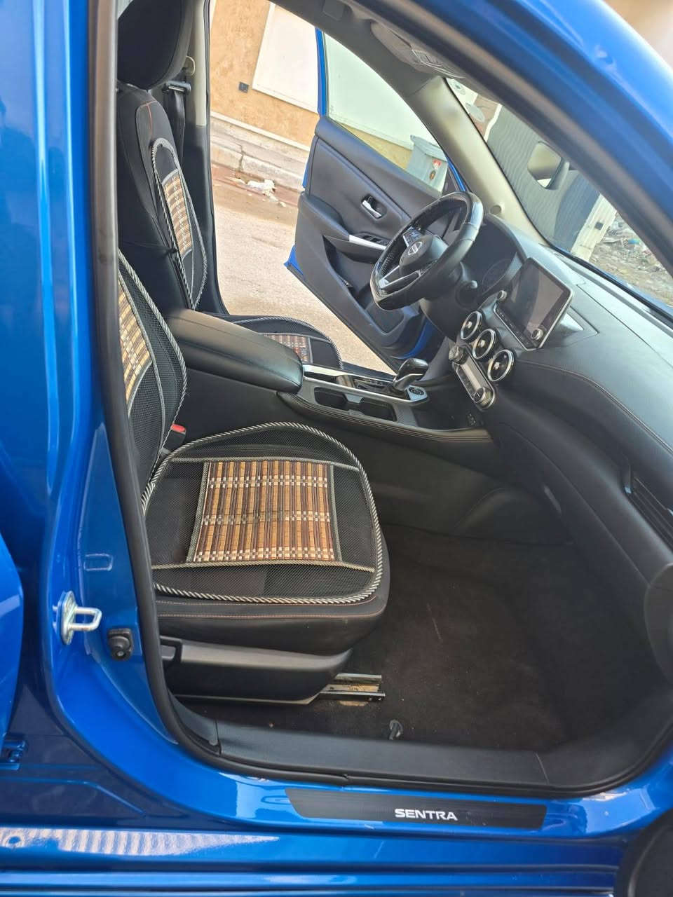 نيسان سنترا موديل 2022 فئة SR رياضي
محرك 2000 دوش 
لايتات وبروجكترات زينون بلادي 
بصمة تشغيل 
تشغيل عن بعد بلادي
شاشه بلادية كامرة دوارة
رادار نقطة عمياء خلفي وجانبي 
حساس امامي مال السير ع المسار
اوتو هولد يعني بريك ذكي 
مانع انزلاق 
ويل كب بلادي
فول تحكم ستيرن
اشاير بالمري
تحذير ⚠ من الاصطدام
 واكو مواصفات بصراحة مو كلها اعرفها 
حدادية صدر قبل اسبوعين سويتلها ادامة جاهزة وبدلت زوج تايرات جديدة وبطارية جديدة قبل شهر مبدلها  
ومسويلها ادامة كاملة بخصوص البلكات والنوزلات وخانات الاحتراق وفلاتر قبل شهرين وحته دهن الگير مبدل حسب تعليمات الشركة وحسب المشي وحفاظاً ع الگير والسيارة ماشية 51 الف ميل قابلة للزيادة وسونارها موجود والسيارة جاهزة من كلشي من الدعامية للدعامية كل نقص مابيها 
الضرر جامل امامي عكس السايق مبدل وشويه من البنيد وموضح بالسونار وبصور حادثها وبدون ايرباك السيارة بدون ايرباك يعني جميع الايرباكات سليمة
السيارة رقمها اربيل وبأسمي يعني السنوية بأسمي وشرط التحويل ما انطي وكالة احول السيارة من ابيع وهذا رقمي الي يعجبه يتواصل وياي  سعره 148$ ومجالها بسيط  ***********
